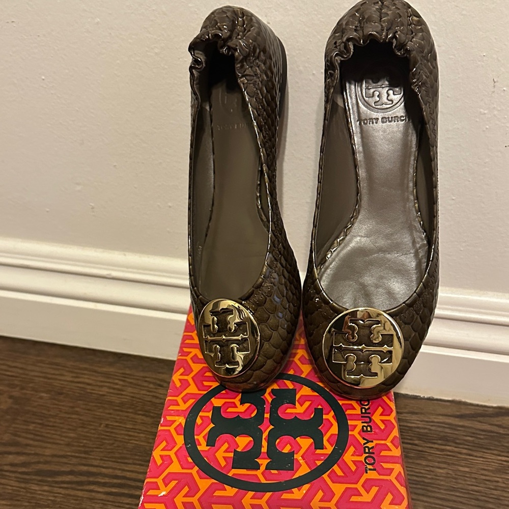 ‼️REDUCED ‼️ Tory Burch Textured Brown Flats with Gold Logo